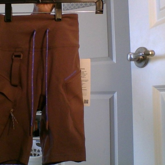 Cargo SHR Hiking Short 8" (Color is the exact same as model picture) LULULEMON - Picture 4 of 5